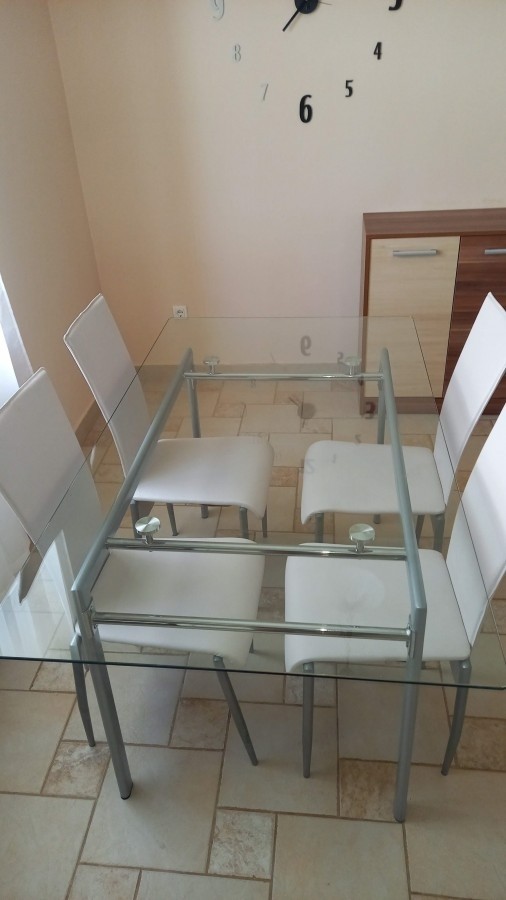  6 személyes üveglapos 90x160 cm-es étkezőasztal hozzávaló 4 székkel eladó! 