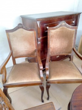 Karfás antik szék