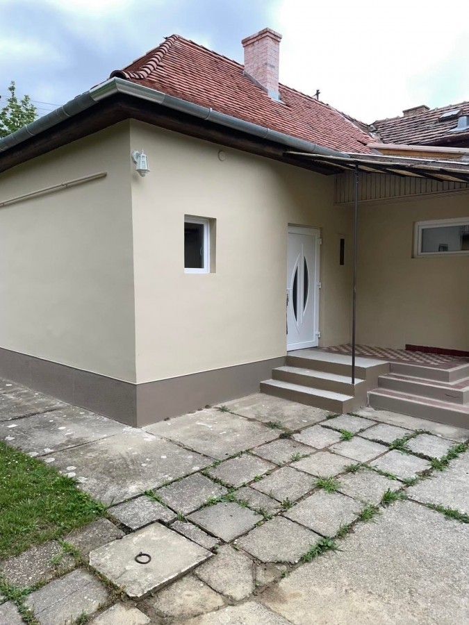 Pécs-kertváros családi házas övezetében régi-kertvárosban, részben felújitott 68m2-es családi ház eladó‼️