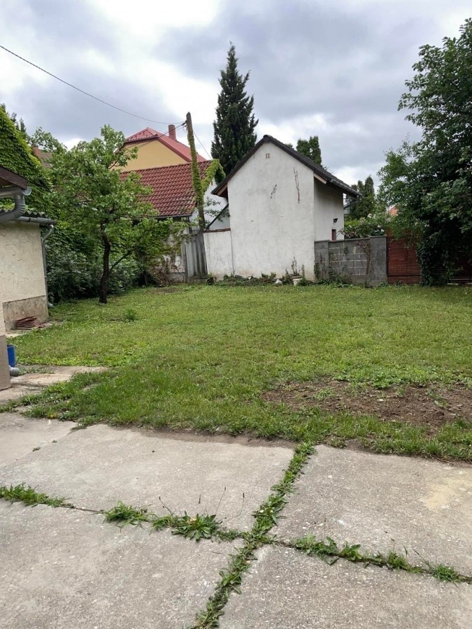 Pécs-kertváros családi házas övezetében régi-kertvárosban, részben felújitott 68m2-es családi ház eladó‼️