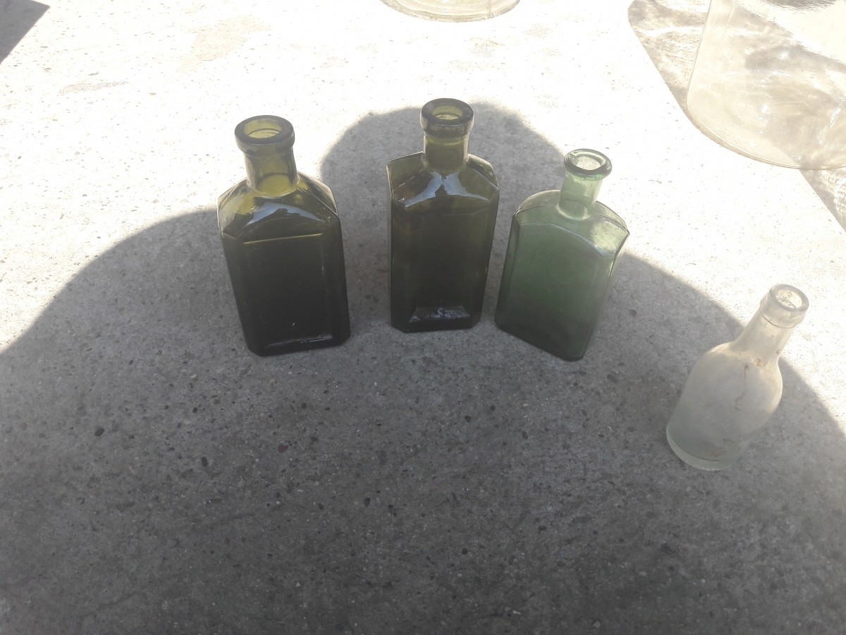 Sokféle régi üveg 100 éves padlásunkról, befőttes, kölnis, boros, gyógyvizes...