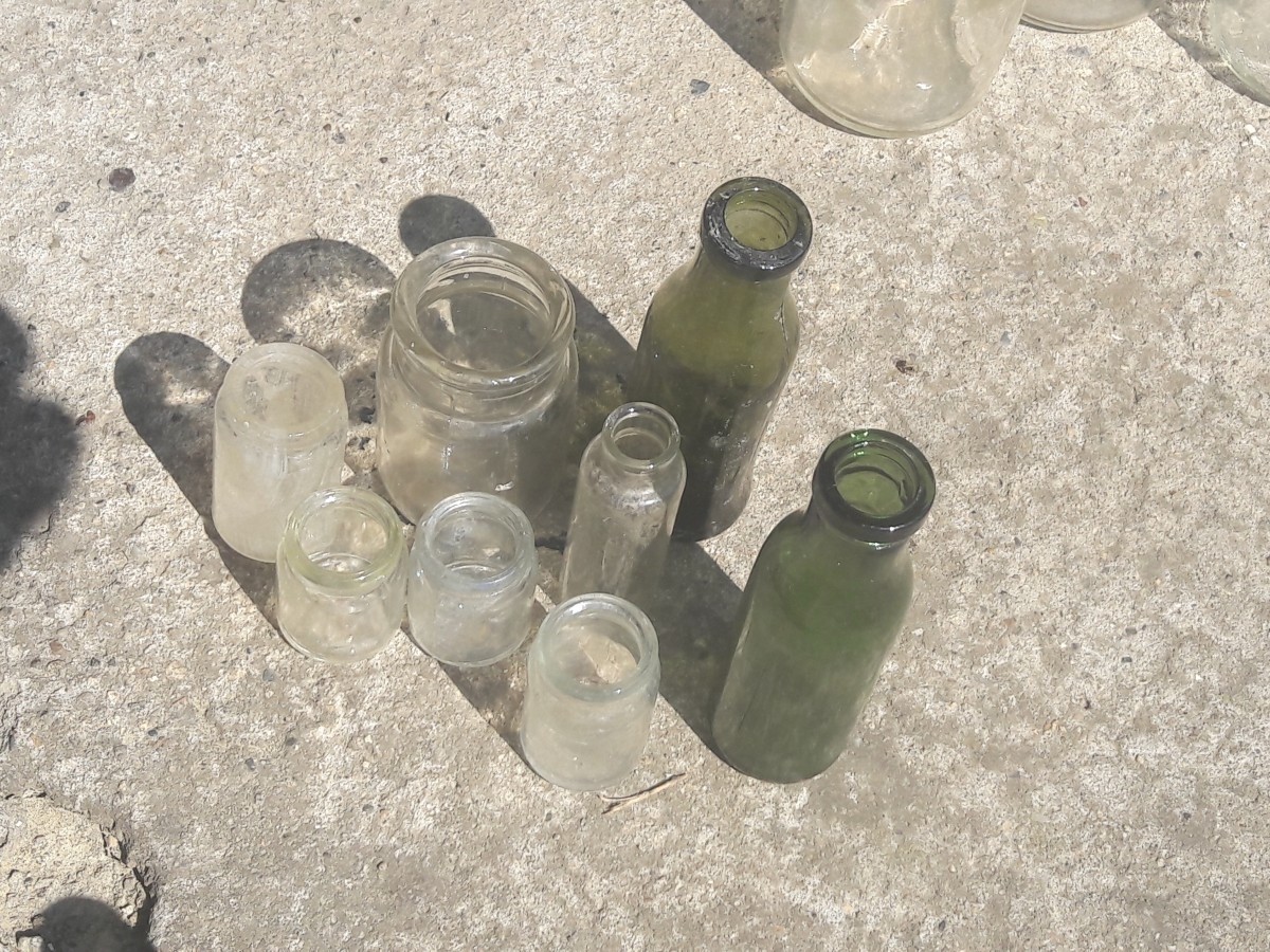 Sokféle régi üveg 100 éves padlásunkról, befőttes, kölnis, boros, gyógyvizes...