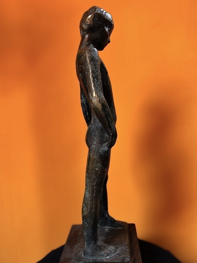 Eladó kisfiút ábrázoló bronz szobor