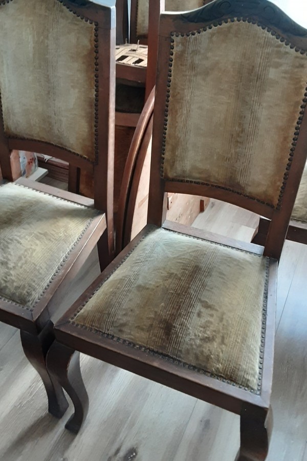 Antik ebédlő  asztal  öt  kárpitozott  székkel. 