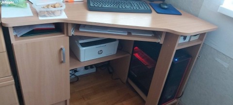 Eladó számítógépasztal