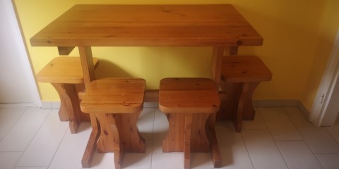 Tömörfa asztal 4 székkel 