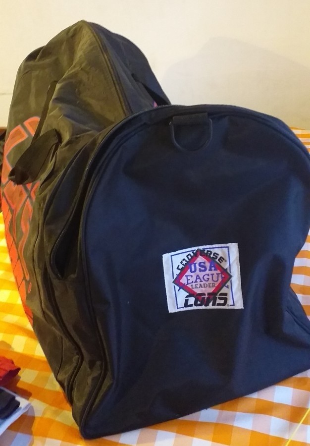 Különböző színű és méretű sport/szabadidő táskák