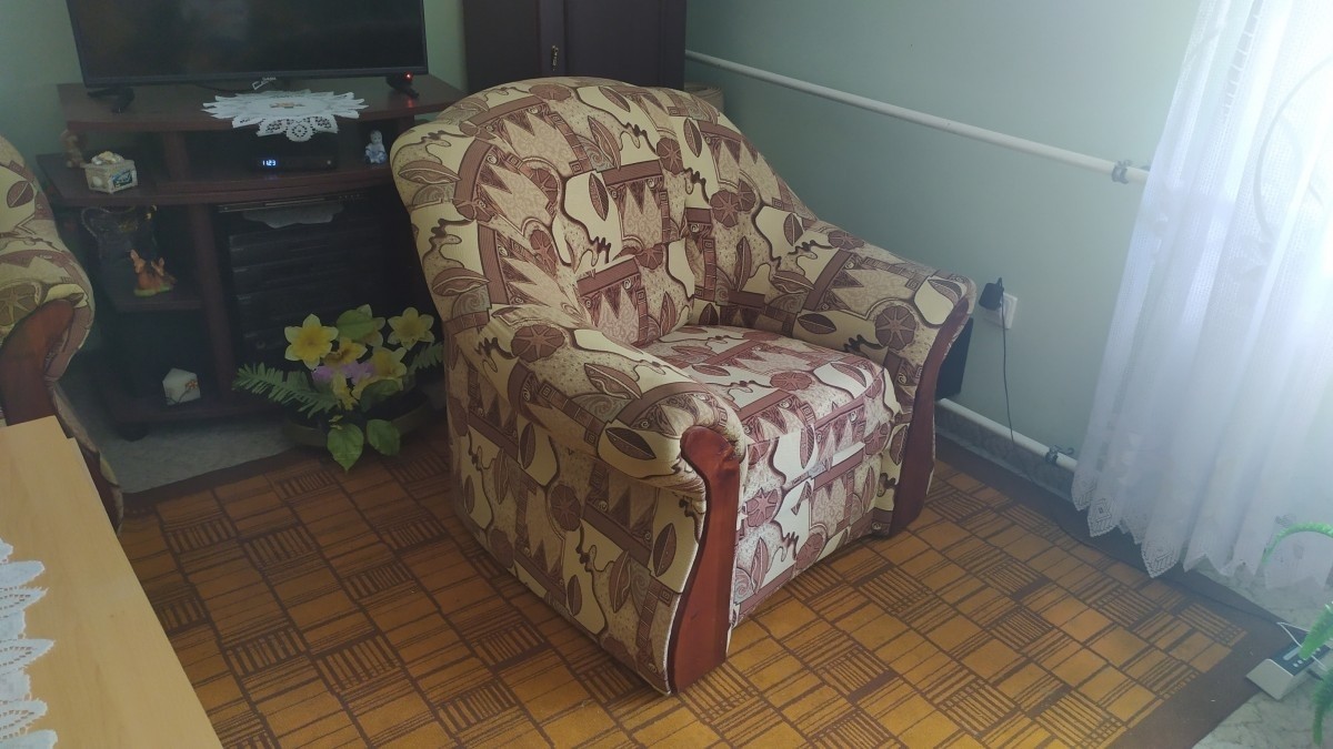bútorok, rekamié, fotelek, TV állvány alatta kisszekrénnyel