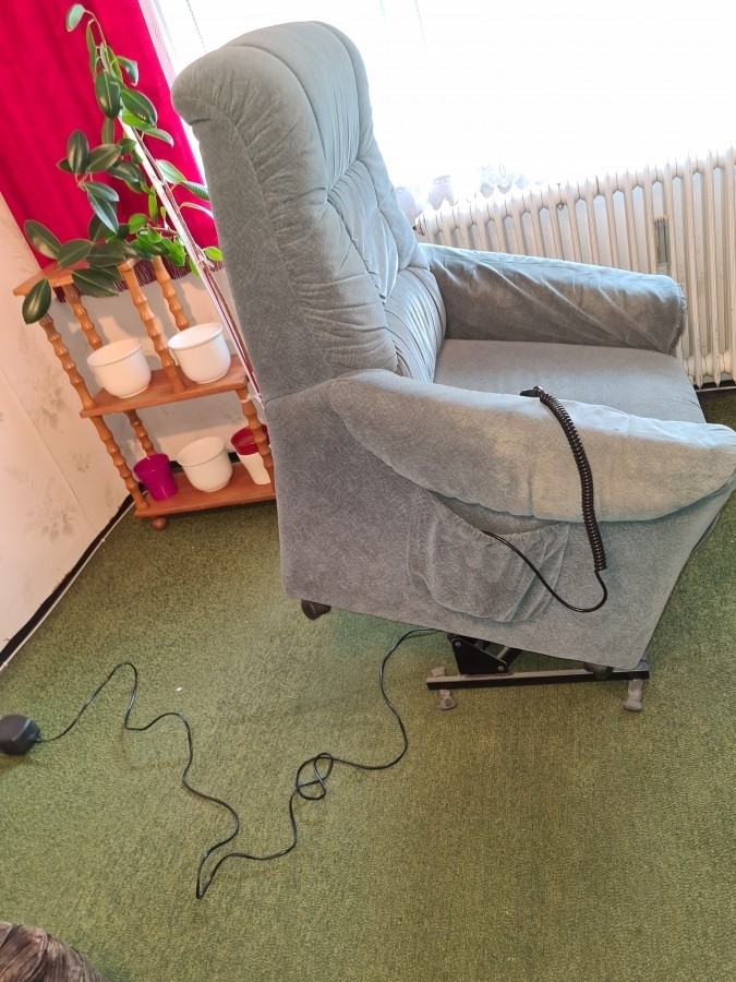 Elektromos relax fotel lábtartóval és felállás segítővel Sopronban