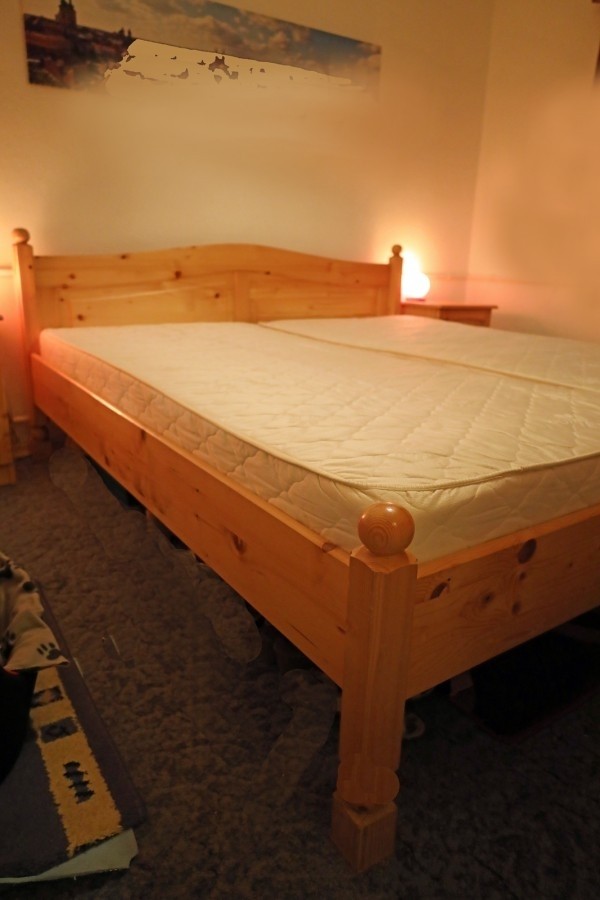 Francia ágy kemény-fenyő,  matraccal ,éjjeliszekrénnyel  