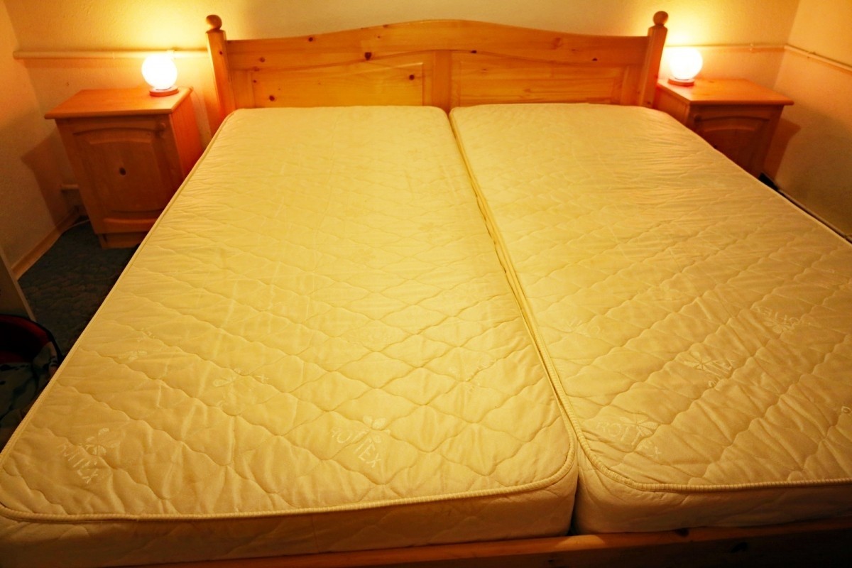 Francia ágy kemény-fenyő,  matraccal ,éjjeliszekrénnyel  