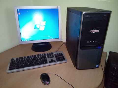 Eladó számítógép