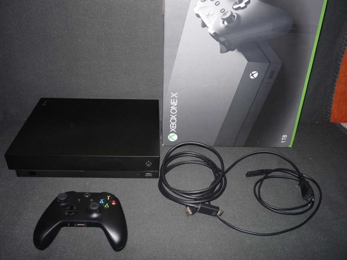 Eladó Xbox ONE X megkímélt tökéletes állapotban 10db. játékkal.