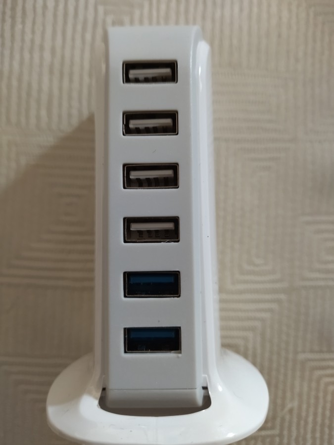 Hálózati USB töltőállomás.