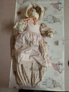 Kézműves pizsama tartó baba.