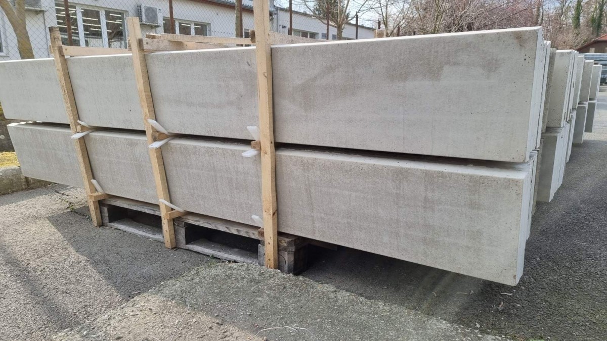 Kerítésépítés betonoszlop vadháló drótháló drótfonat tábláskerítés kerítéspanel szögesdrót tütkéshuzal oszlop huzal vaskapu kerítésháló vadkerítés