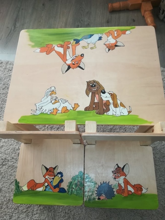 Egyedi festésű fa gyerek asztal két székkel állatos