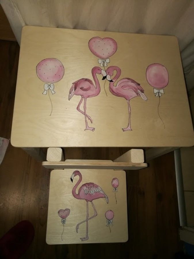 Egyedi festésű fa gyerek asztal két székkel állatos