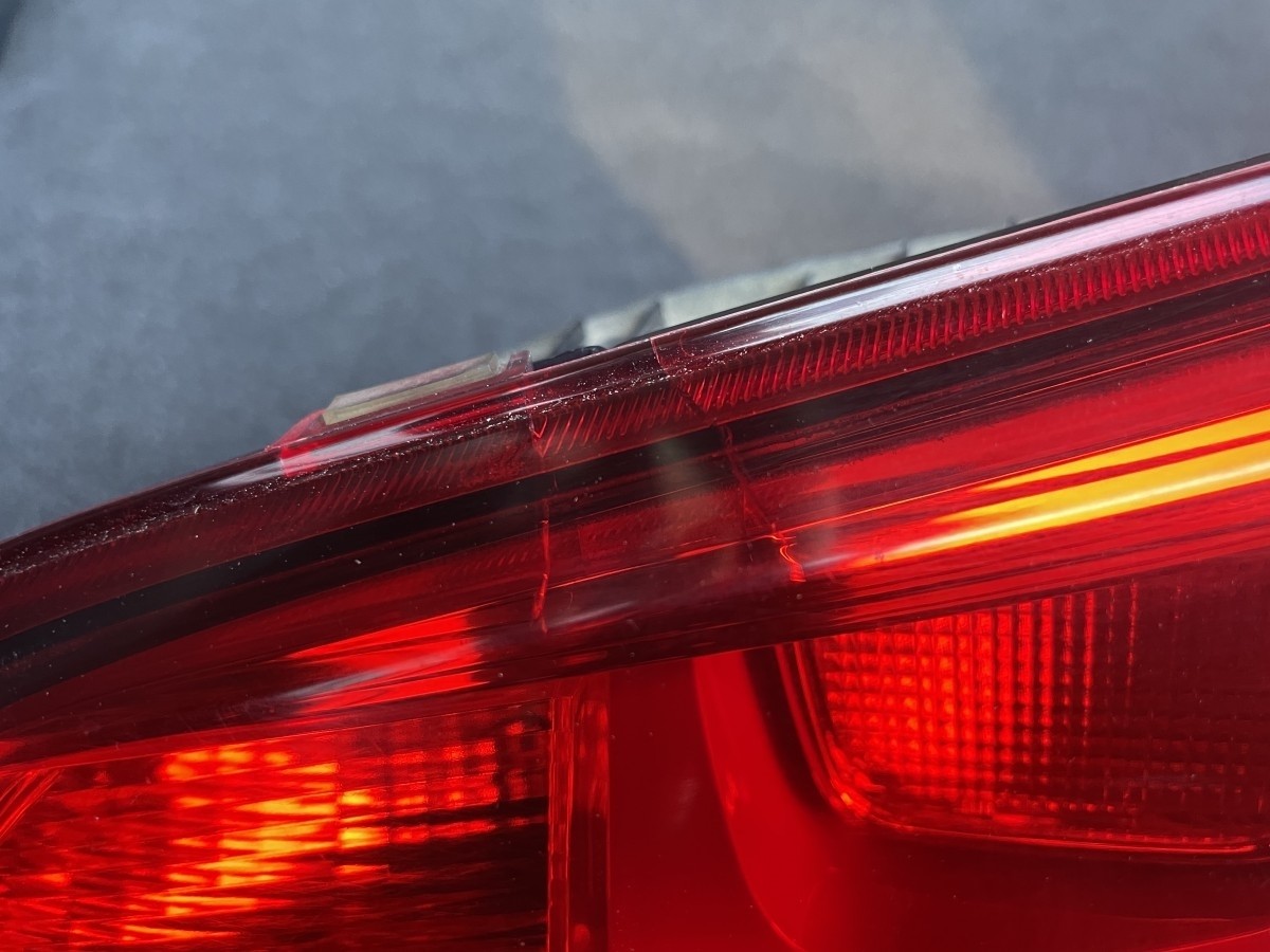 VW Golf 7 jobb hátsó belső lámpa repedt 