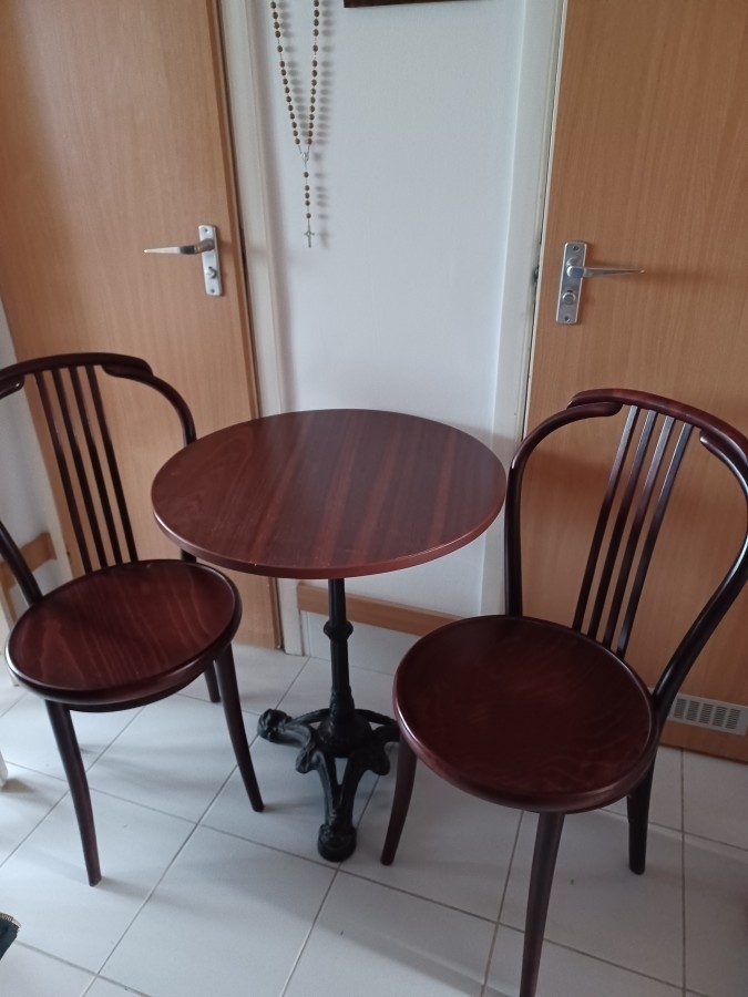 Asztal,szék, tükör 