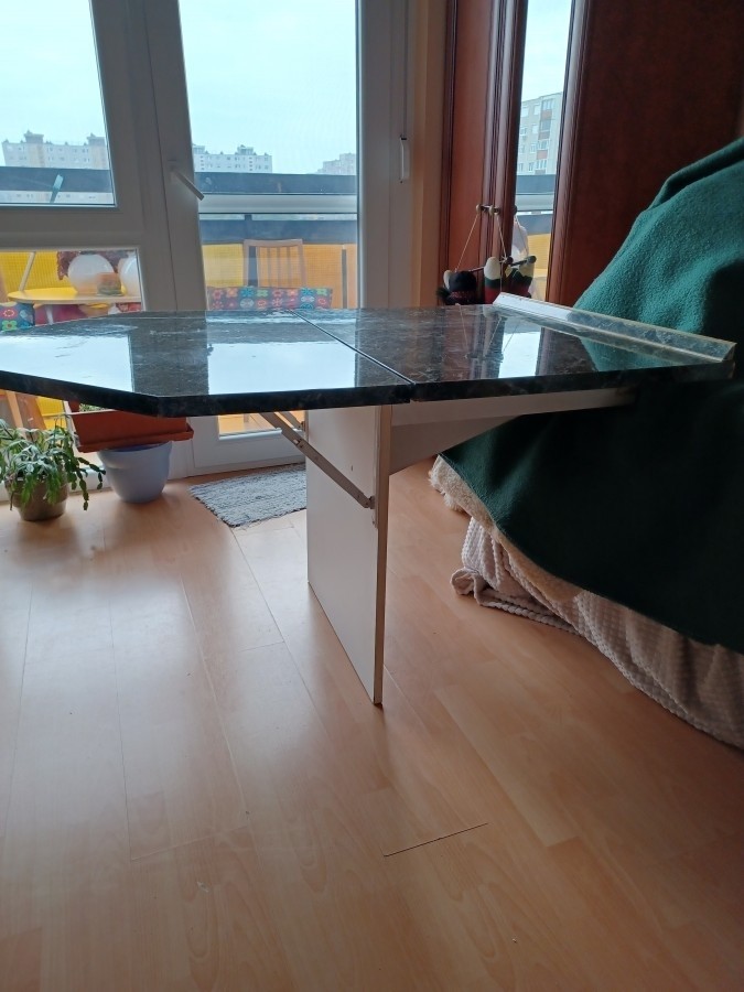 Asztal falra szerelhető