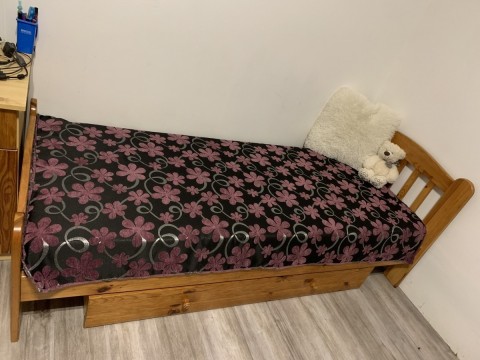 Fenyő ágy matraccal