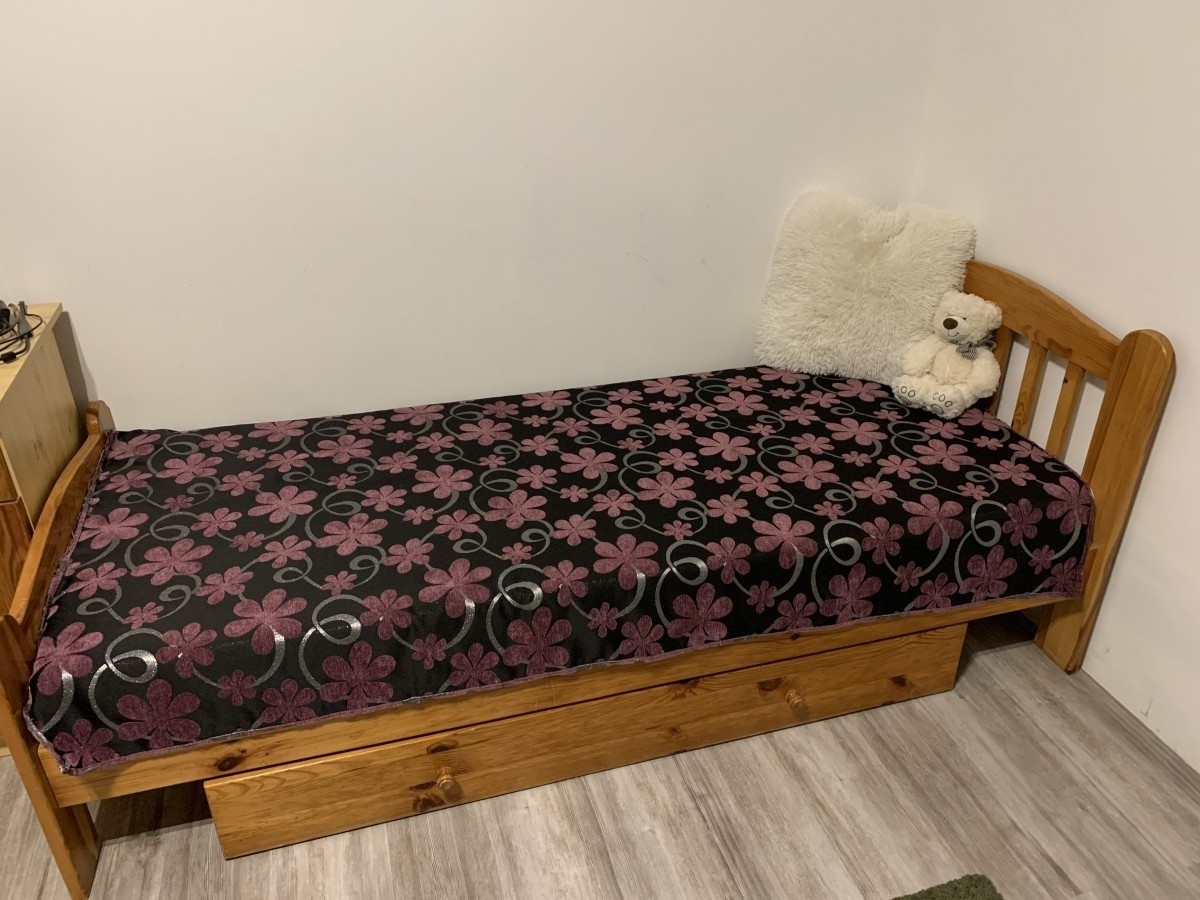 Fenyő ágy matraccal