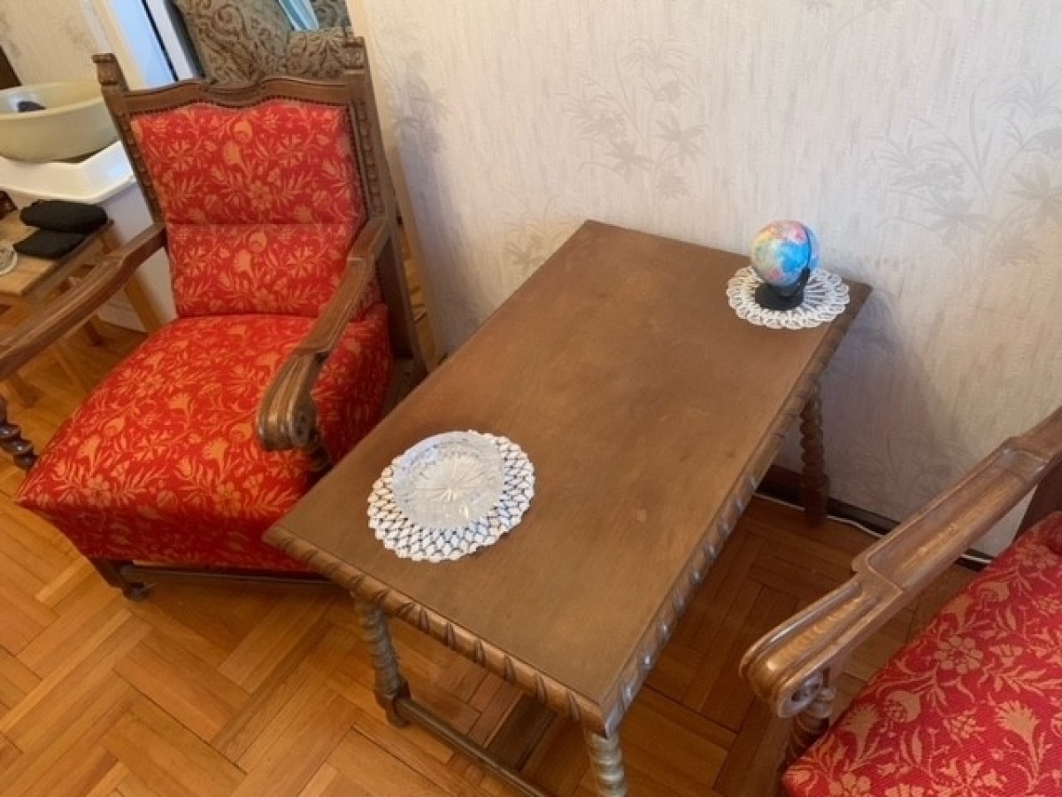 dohányzó asztal + 2 fotel