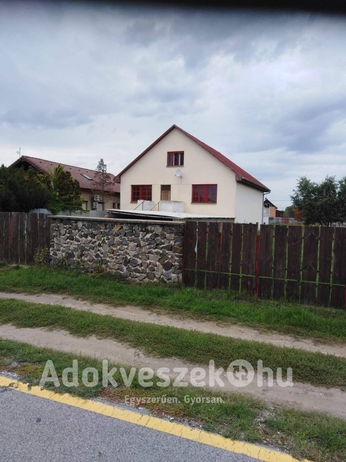 Debreceni fő út mellett vállalkozásra alkalmas ingatlan eladó