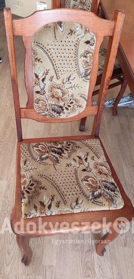 Egyedi kézműves asztal 12 székkel 
