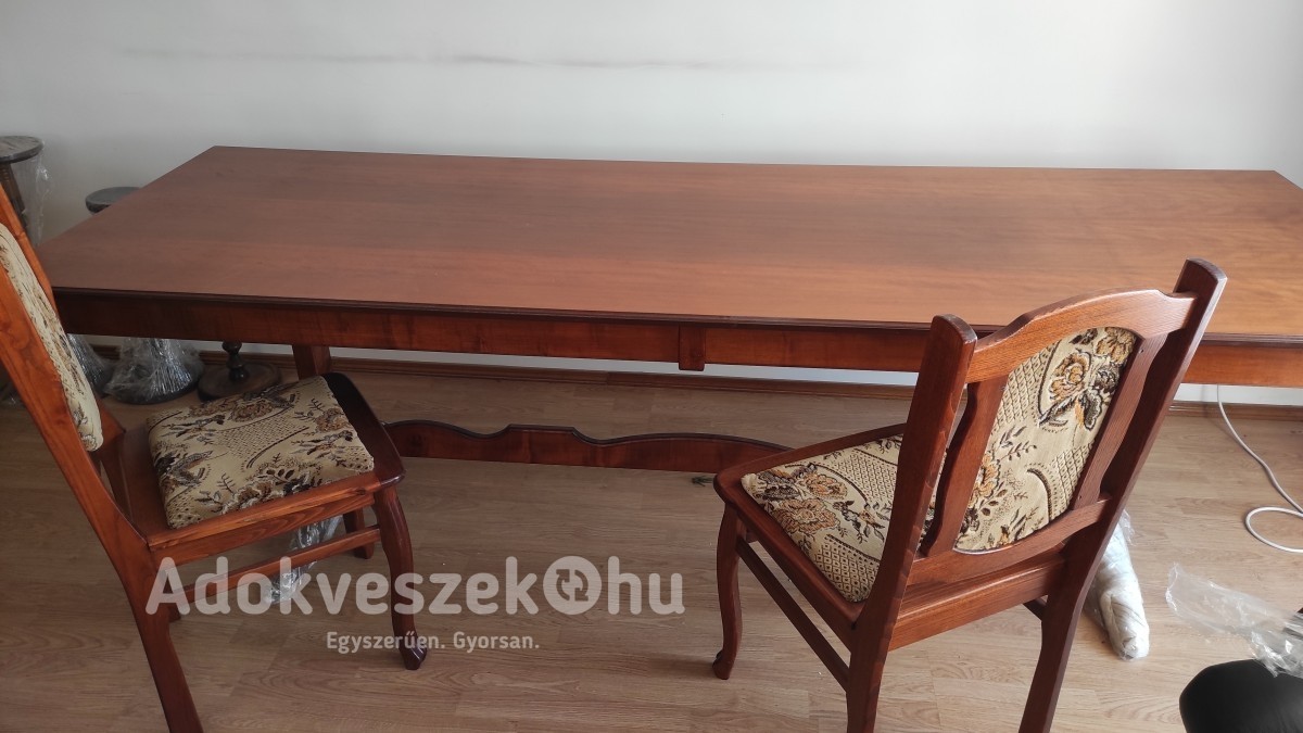 Egyedi kézműves asztal 12 székkel 