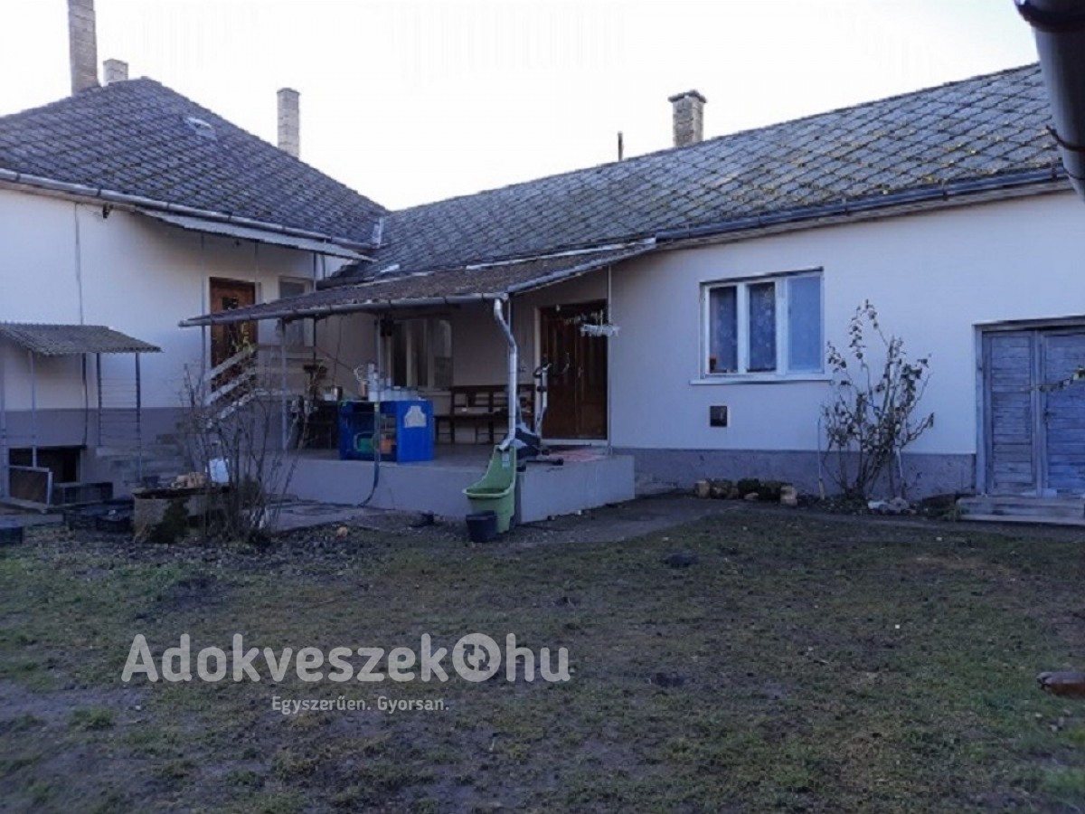 ELADÓ egy duplakomfortos családi ház Tokaj közelében