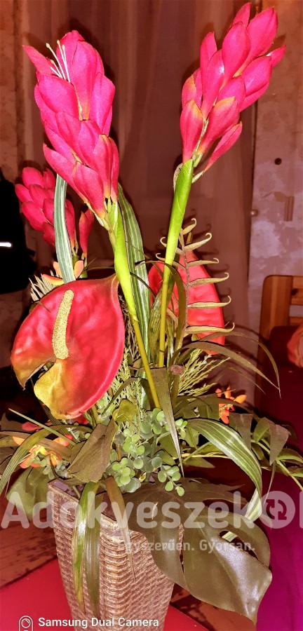 Ritka tropusi virágokból álló több,mint 60-65 cm-s műnövény remekmű eladó