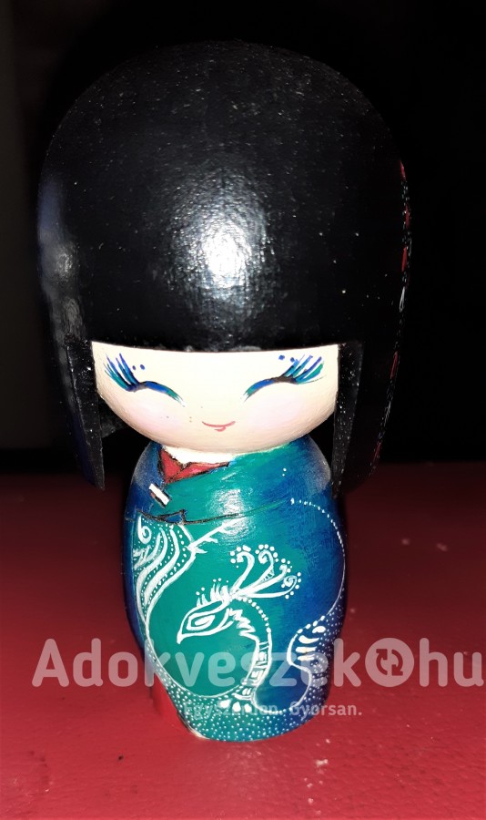 2 db.kész kézi festésű kokeshi japán fababa,7 db.festésre váró baba+akrill lakk+ecset+akrilfestékek