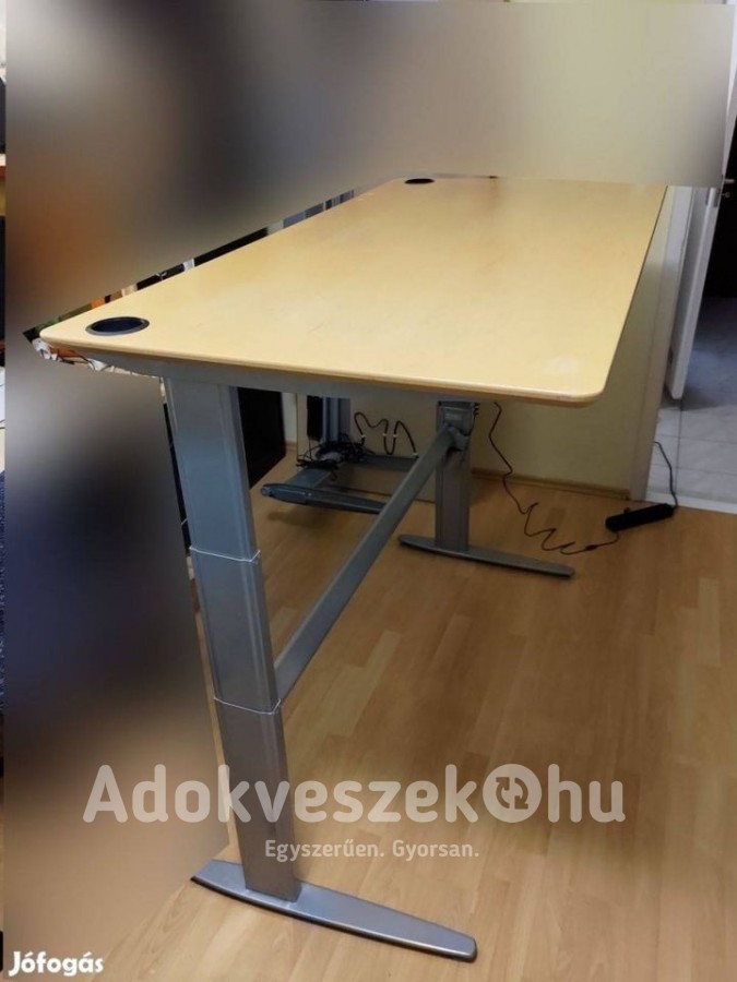 Elektromosan állítható magasságú skandináv íróasztal eladó.