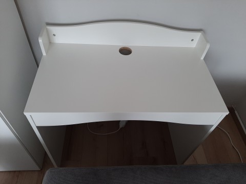 Eladó újszerű állapotú Ikeás számítógép asztal (ÁRON ALUL!)