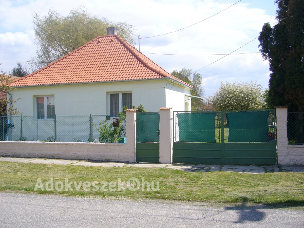Családi ház telekáron eladó Dunaszegen Győrtől 12 km-re!
