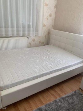 Fehér bőr ágy strasszkövekkel, ágyráccsal és matraccal