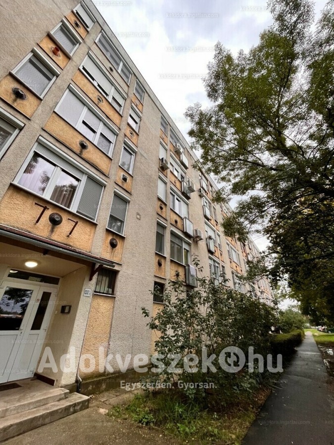 Debrecen 43m2 1,5 szoba+spájz tégla,konvektoros társasházi lakás eladó