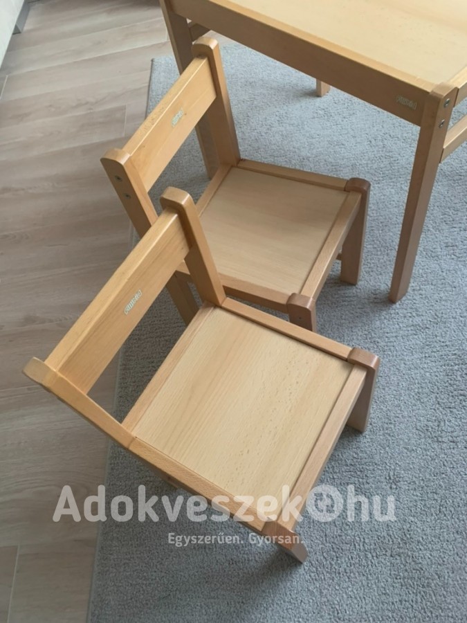 Gyerek asztal 2 székkel