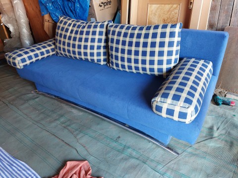 Ágyazható kanapé ágynemű tartós párnákkal a képen látható...