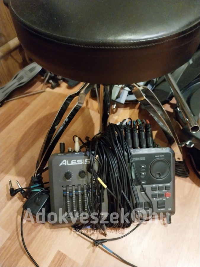 Alesis elektromos dobfelszerelés, erősítővel, dob székkel sürgősen eladó.