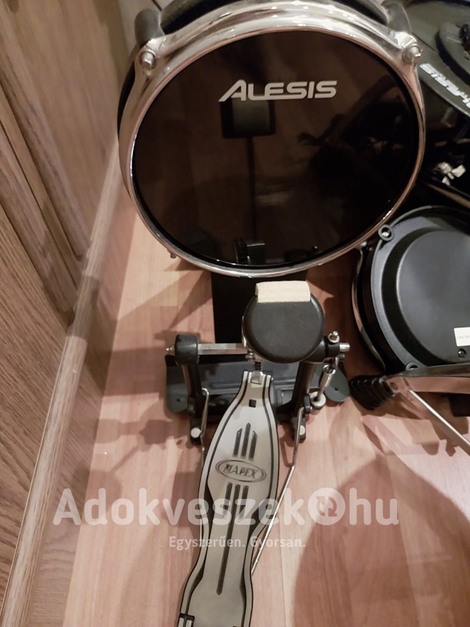 Alesis elektromos dobfelszerelés, erősítővel, dob székkel sürgősen eladó.