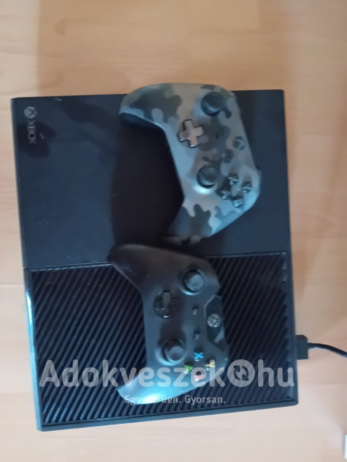 Eladó Xbox One 1TB 2 joystickkal!