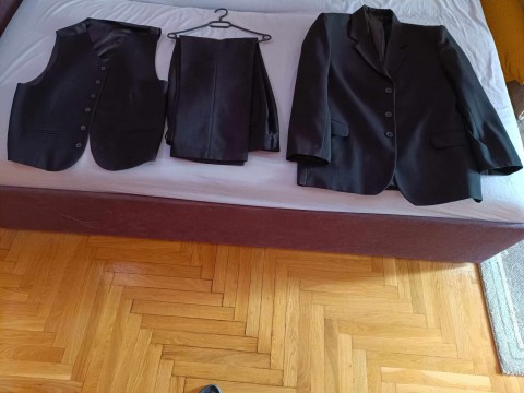 fekete színű ffi öltöny 54-es