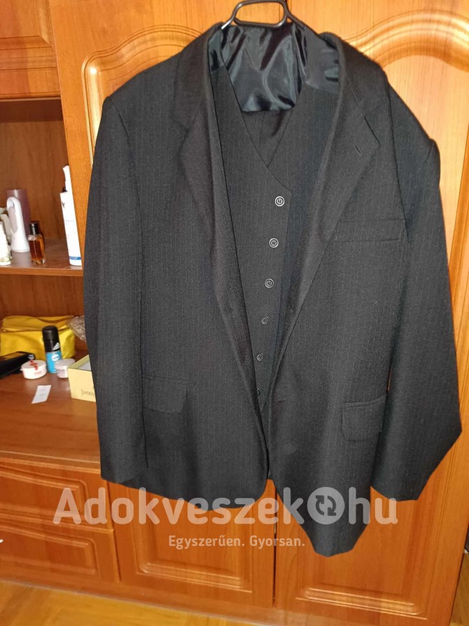 fekete színű ffi öltöny 54-es
