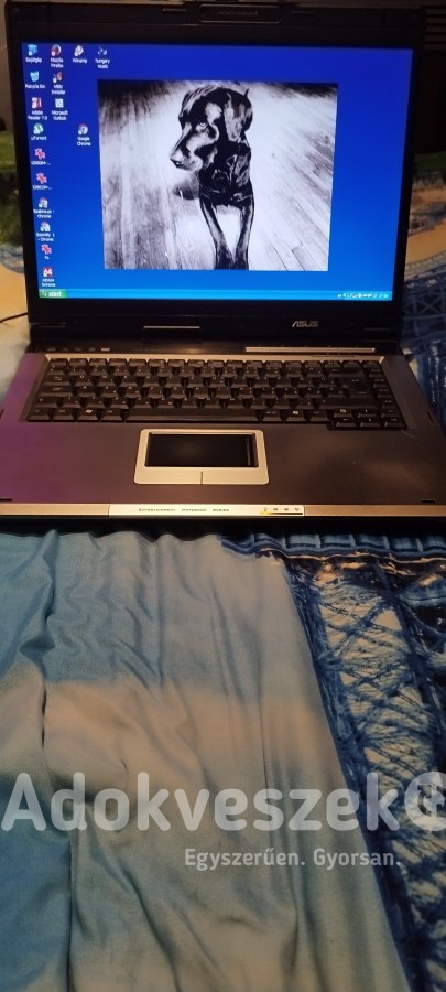 Eladó laptop töltővel 