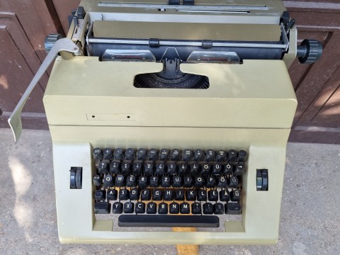 Eladó írógép, Robotron-Optima típusú, NDK gyártmányú.