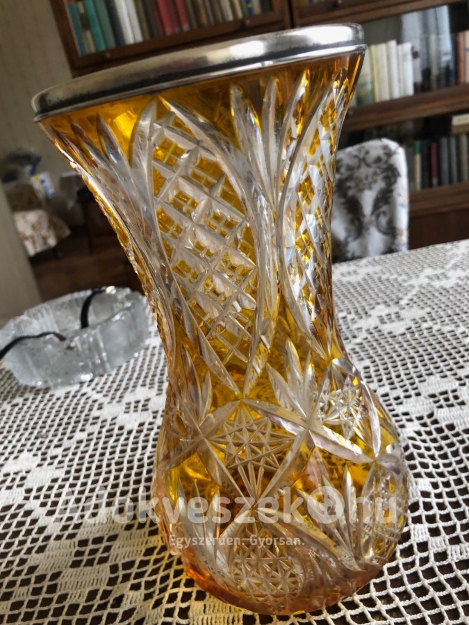 Sárga ólomkristály váza, ezüst peremmel eladó