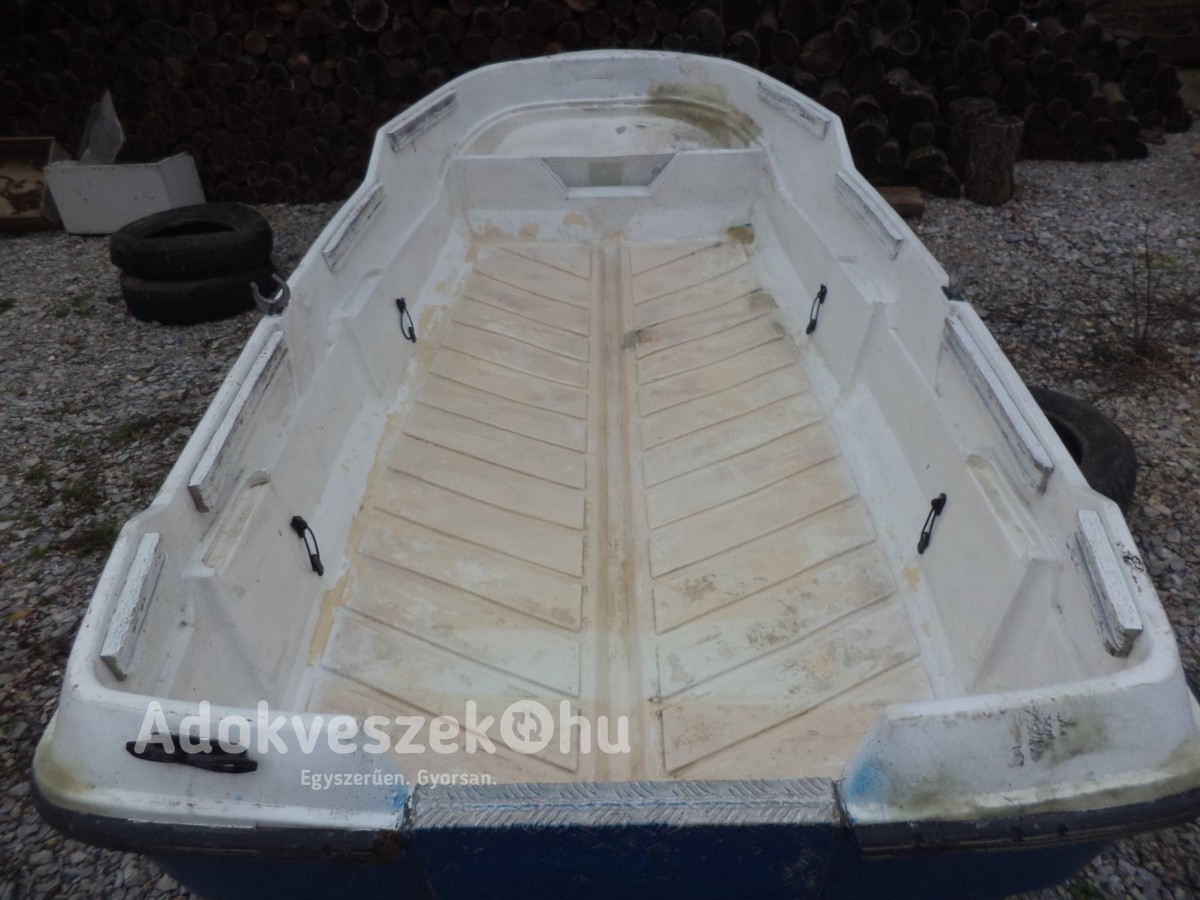 Műanyag (Üvegszálas) 3 méteres gyári csónak utánfutójával eladó